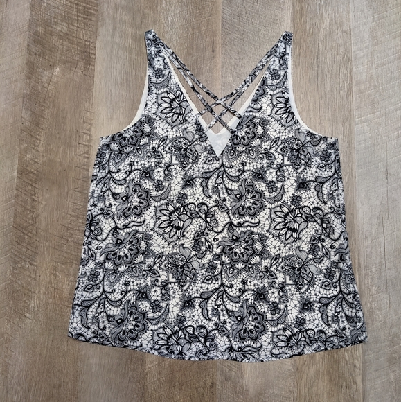 Express Black and White Sleeveless V Neck Top - Picture 4 of 7
